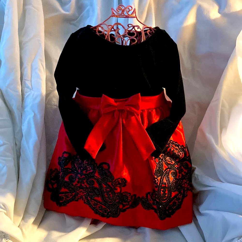 Beautiful formal dress 18 M , black & red, velvet bodice, great condition.